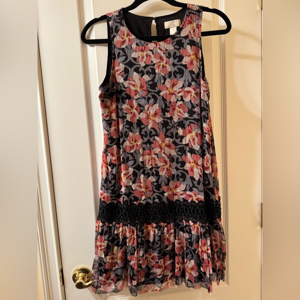 LOFT Black and Red Floral Patterned Dress Size 6P - Picture 3 of 7